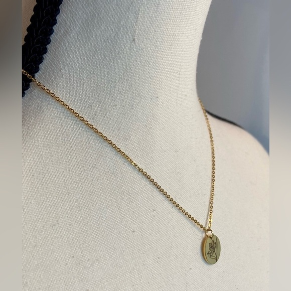 Dainty Gold stainless steel engraved Flower on‎ delicate Chain necklace - Picture 2 of 13